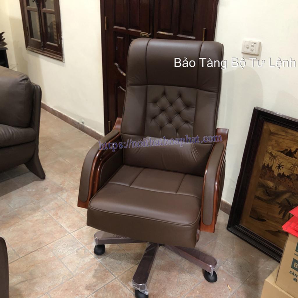 3.2. Tay ghế và chân ghế ốp gỗ tự nhiên sang trọng