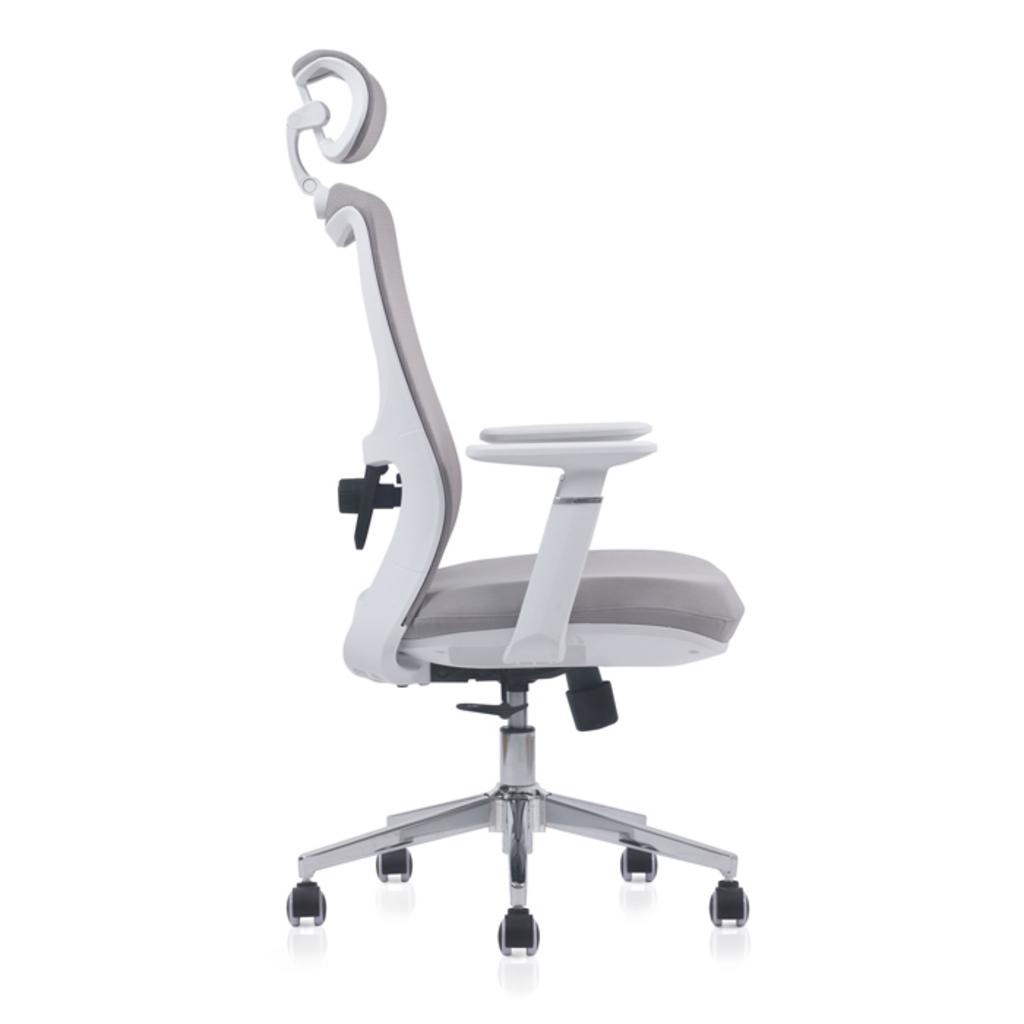 Bánh xe và chân ghế nhựa giúp linh hoạt di chuyển