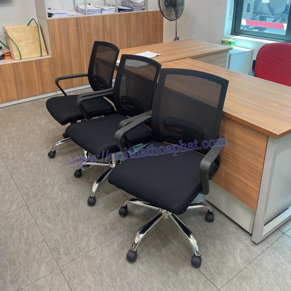 Chân ghế có bánh xe di chuyển linh hoạt