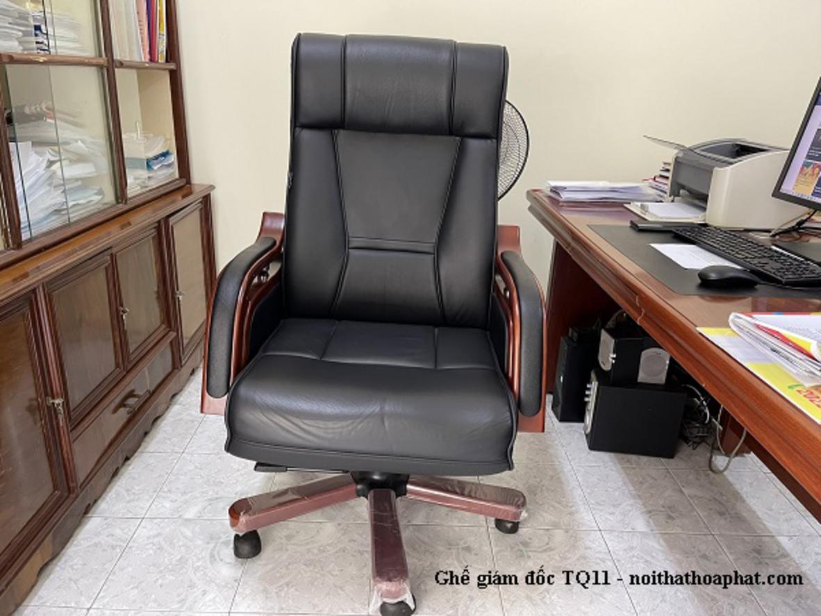 Tay ghế và chân ghế làm bằng gỗ tự nhiên tinh xảo