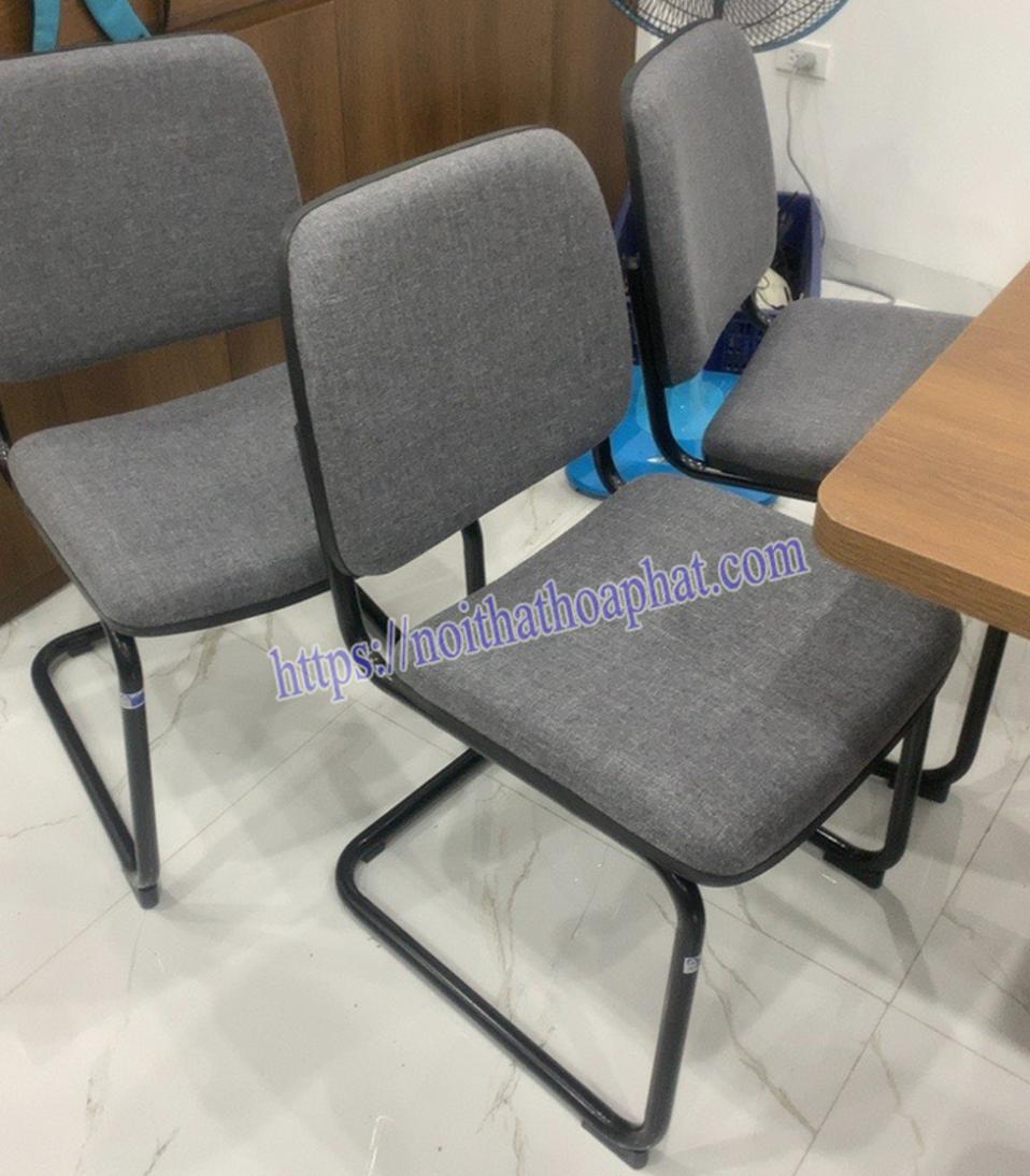 Khung thép mạ và sơn tĩnh điện chắc chắn