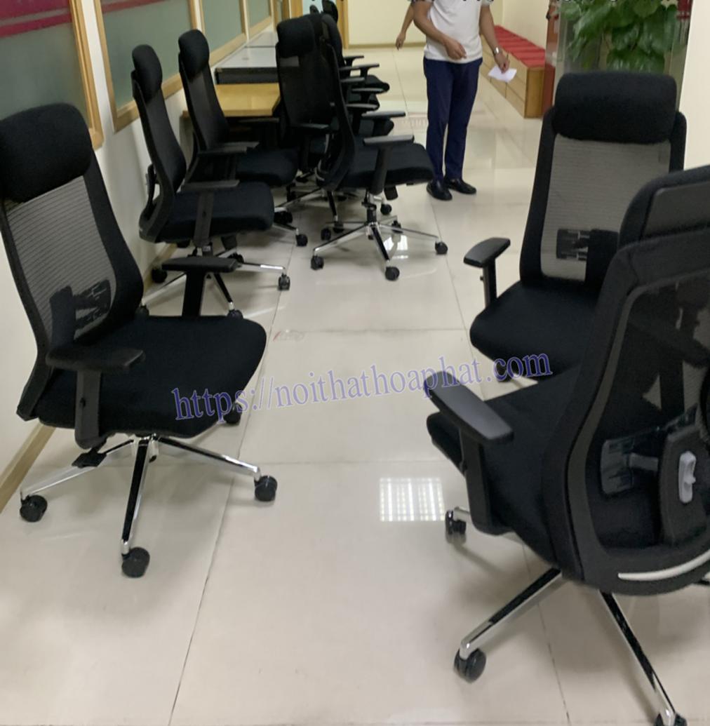 Thiết kế lưng cao thoáng khí