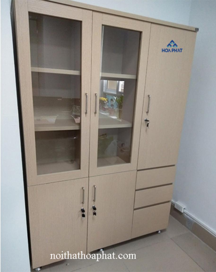 Các chi tiết của tủ như tay nắm kim loại, ray trượt, khóa chìa rõ nét