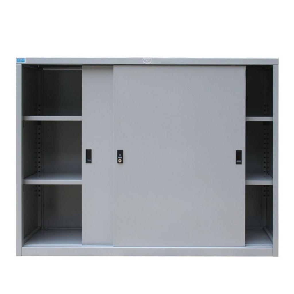 Chi tiết cửa lùa và khóa chìa của tủ tài liệu TU88S trong văn phòng sáng sủa