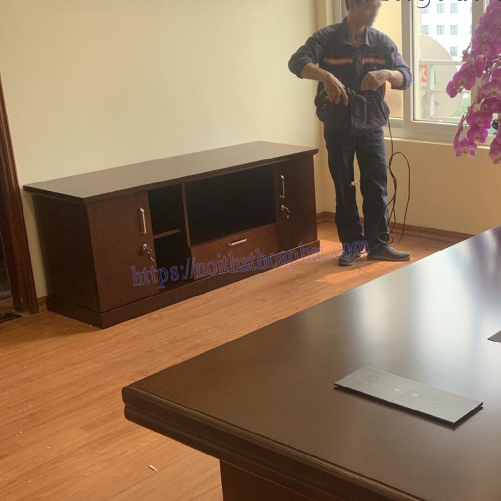 Hình ảnh cận cảnh tay nắm kim loại và khóa tủ phụ TPV2