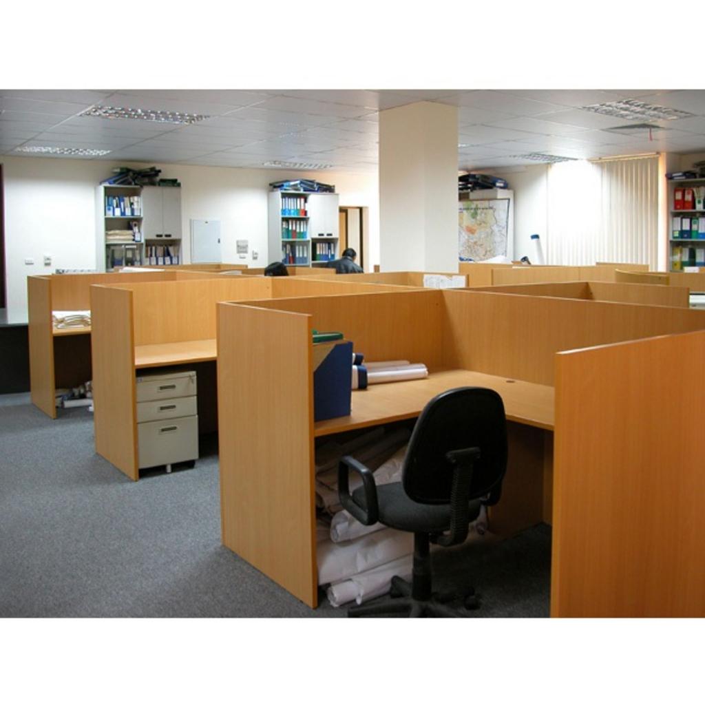 Vách ngăn gỗ VN01 trong văn phòng hiện đại thể hiện rõ kết cấu và màu sắc vân gỗ tự nhiên