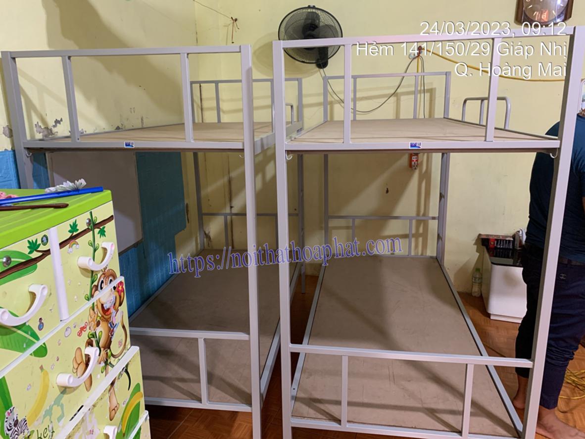 Khung giường tầng sắt GT40 màu xám bền chắc trong không gian phòng