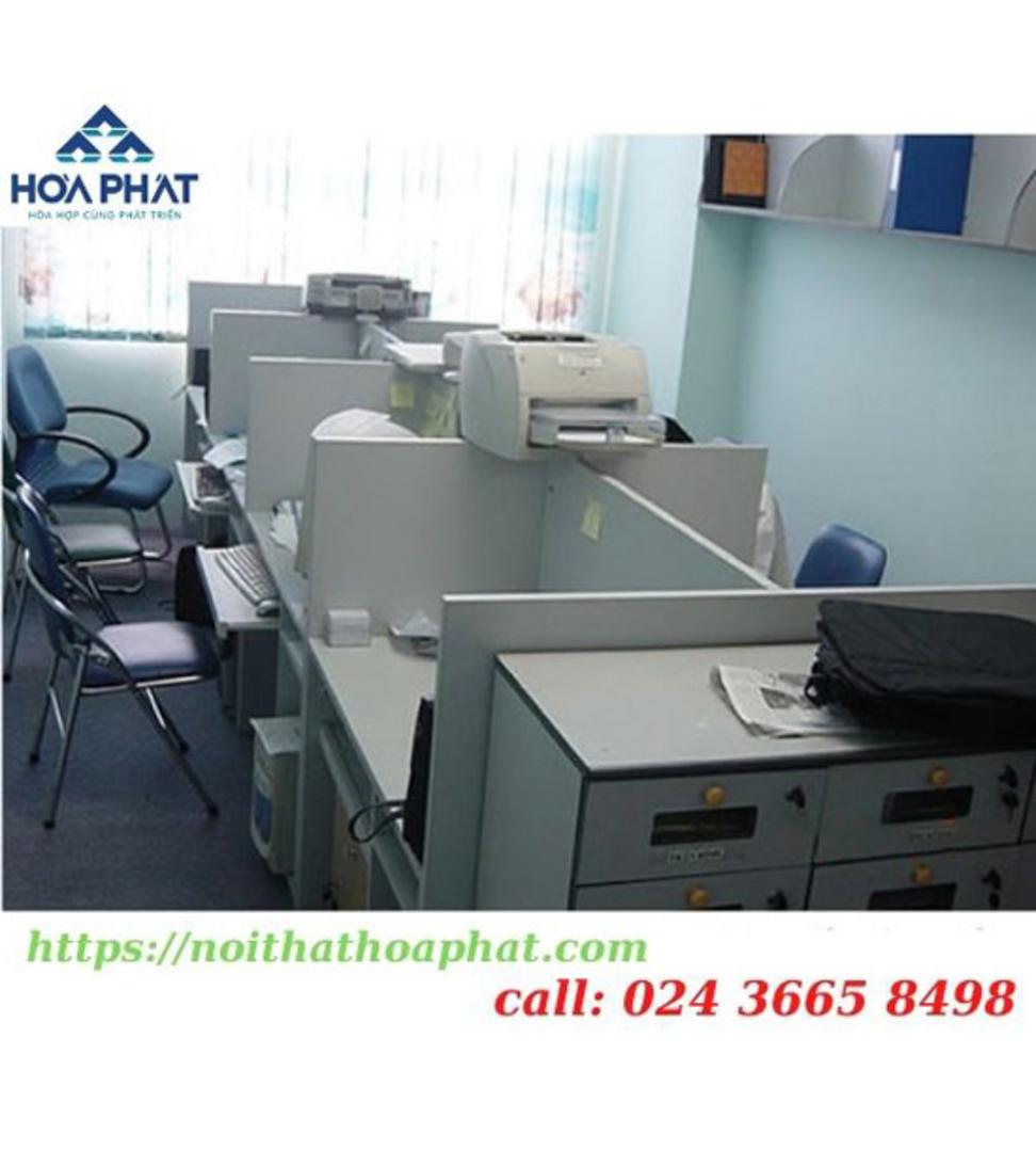 Vách ngăn gỗ VNG05 trong môi trường văn phòng hiện đại