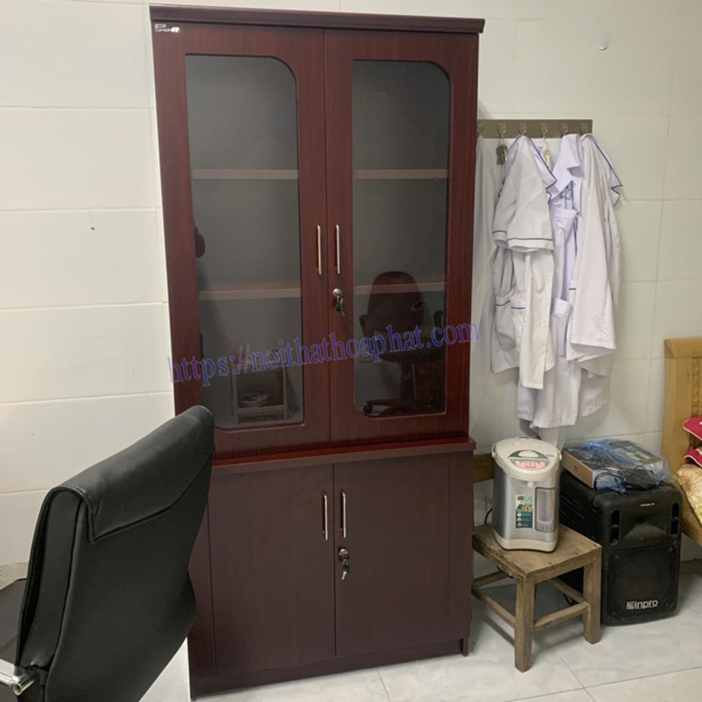 Mỗi ưu điểm của tủ giám đốc DC940H3 được minh họa cụ thể như tay nắm kim loại, cánh kính, khóa chìa, bề mặt bóng mịn