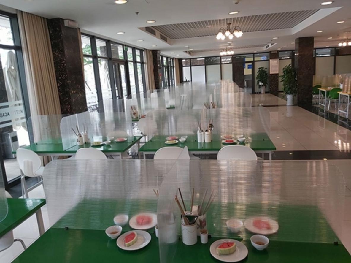 Vách ngăn bàn ăn Polycarbonate tại nhà máy