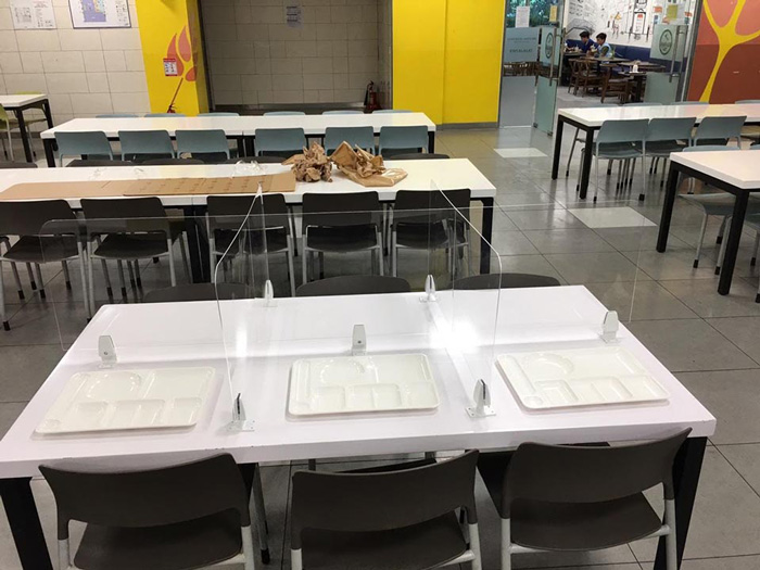 Vách ngăn mặt bàn ăn nhựa Mica