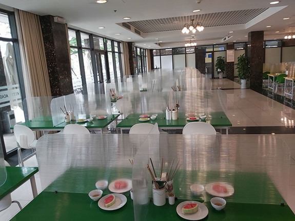 Vách ngăn bàn ăn Polycarbonate