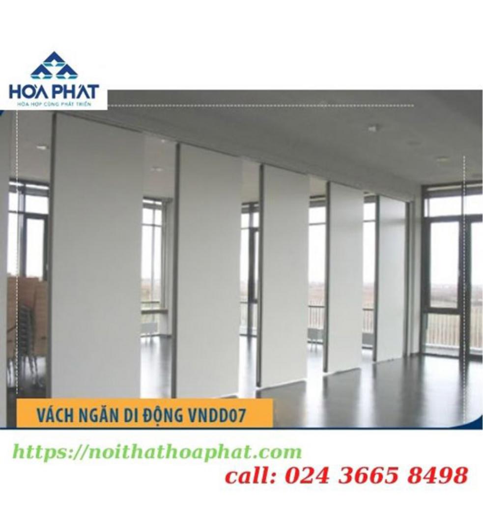 Vách ngăn di động VNDD07 trong phòng họp hiện đại thể hiện khung thép và bề mặt melamine màu vân gỗ