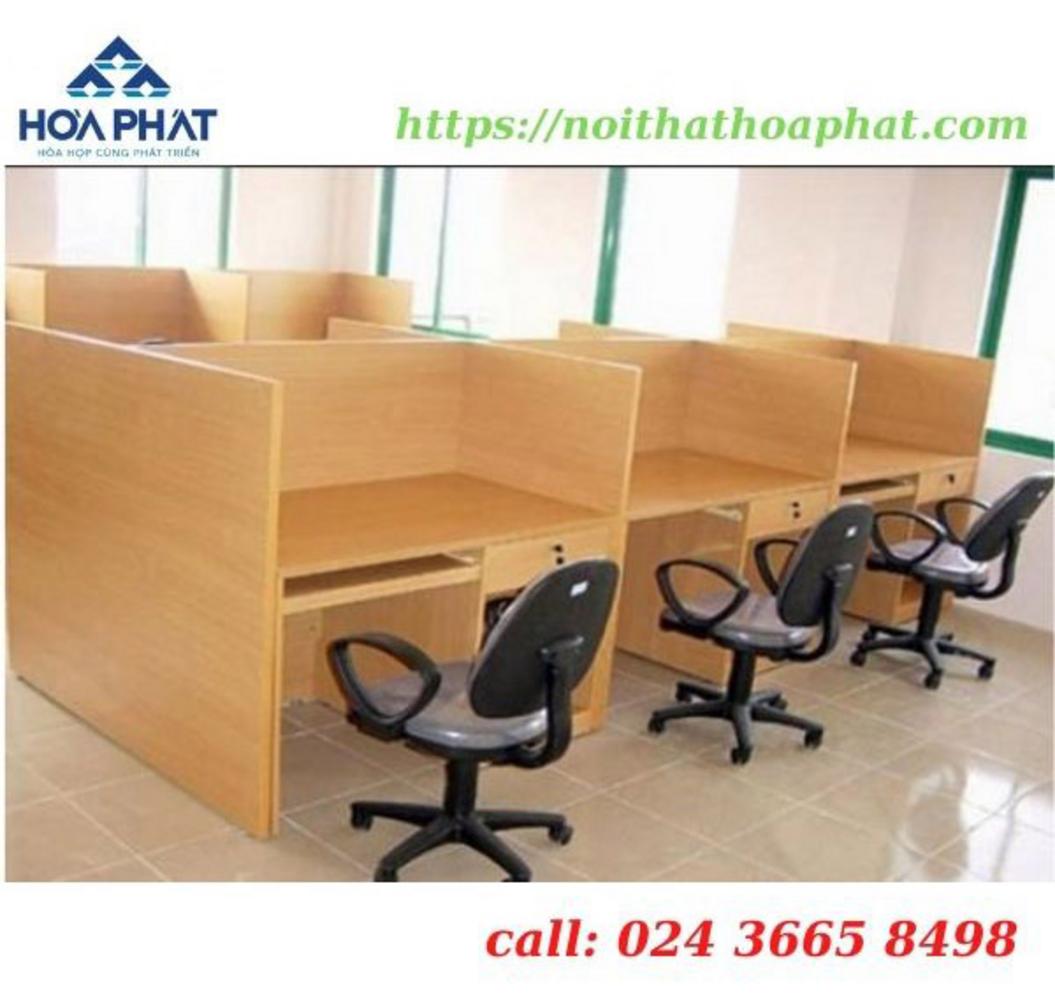 Vách ngăn gỗ công nghiệp màu nâu sáng cắt CNC hiện đại sản phẩm đặt trong văn phòng hiện đại