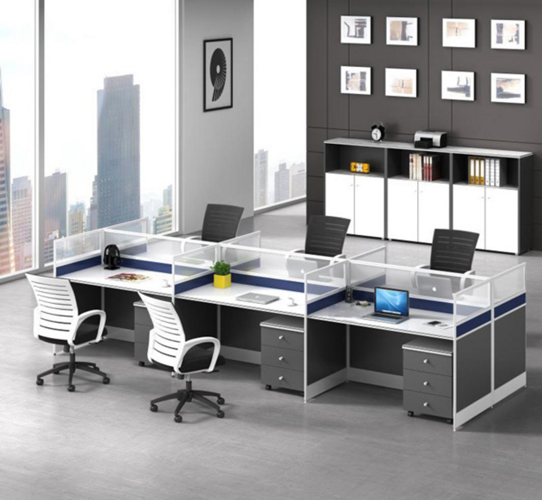 Vách ngăn kính VNK01 lắp đặt trên bàn làm việc trong văn phòng hiện đại ánh sáng tự nhiên nhân viên đang làm việc hiệu quả