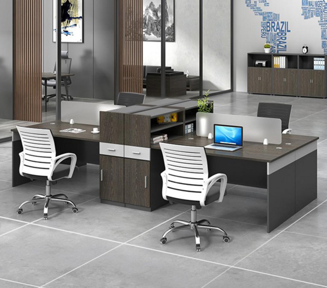 Vách ngăn kính VNK08 trong văn phòng hiện đại phân chia không gian làm việc rõ ràng ánh sáng tự nhiên hài hòa