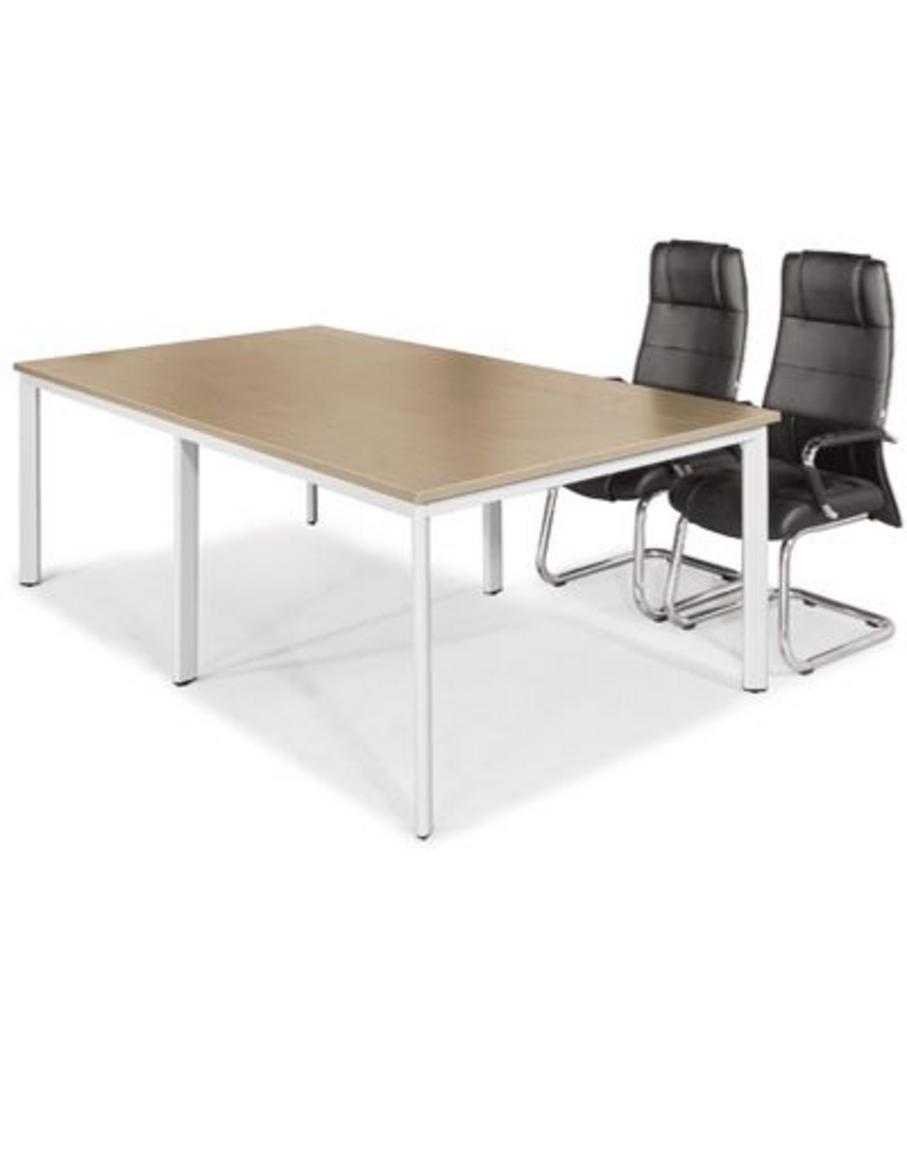 Bàn BCO24 thể hiện ưu điểm bền bỉ và hiện đại khi so sánh với các sản phẩm bàn họp khác.