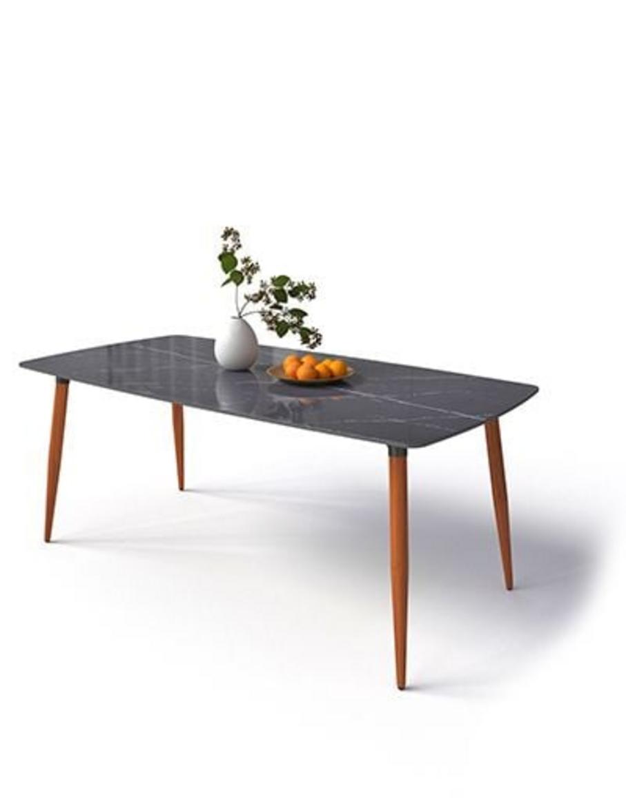 Không gian ăn uống sang trọng và ấm cúng cho gia đình 4-6 người.