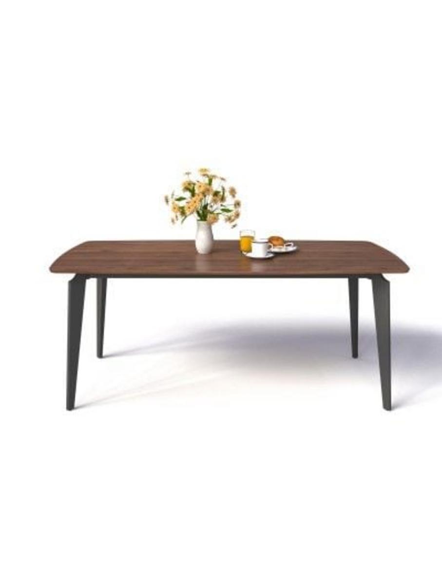 Ảnh minh họa các góc cạnh bàn, người sử dụng trong sinh hoạt gia đình