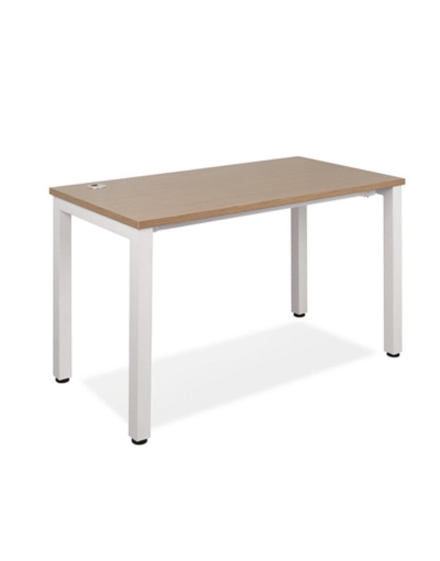 Bàn 1905B14 tại văn phòng hiện đại với ánh sáng tự nhiên, chân sắt sơn trắng, mặt bàn melamine màu gỗ sáng