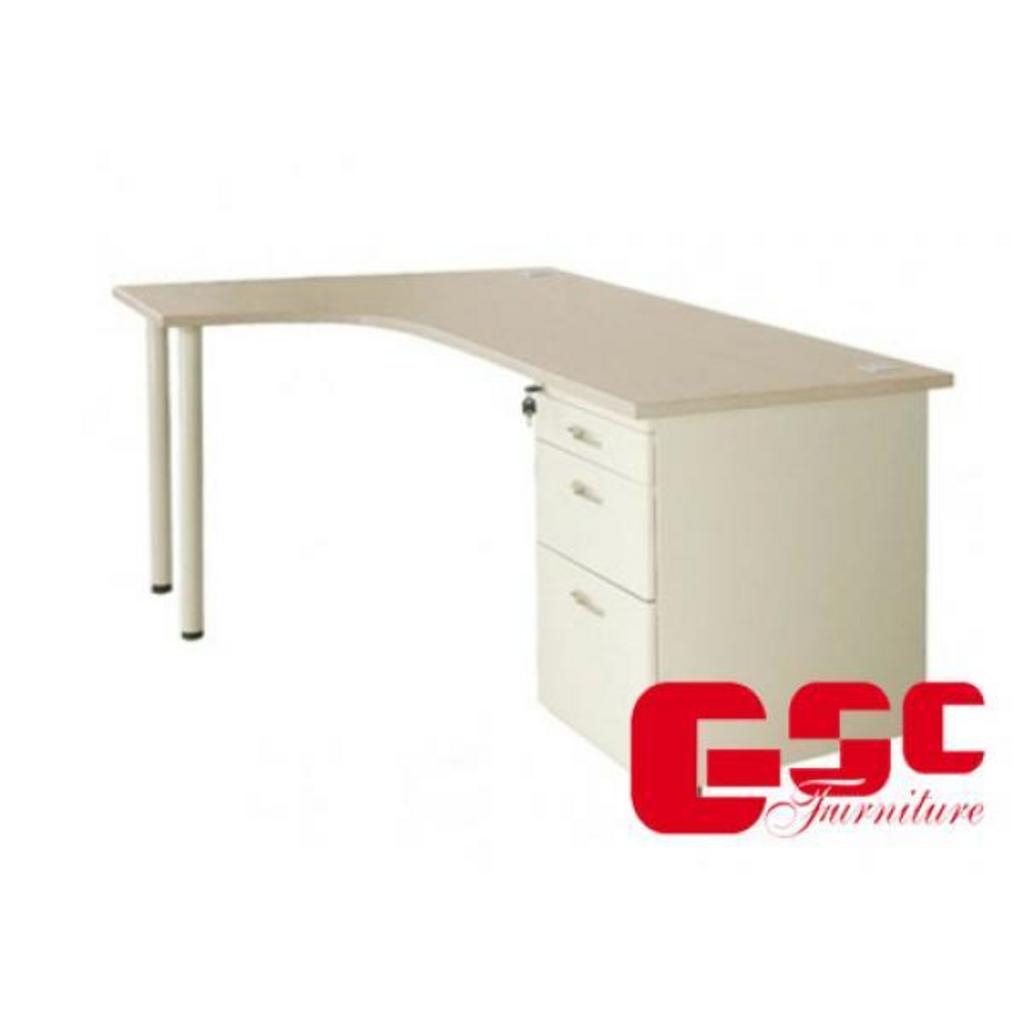 Chân bàn điều chỉnh độ cao giúp tư thế làm việc phù hợp hơn.