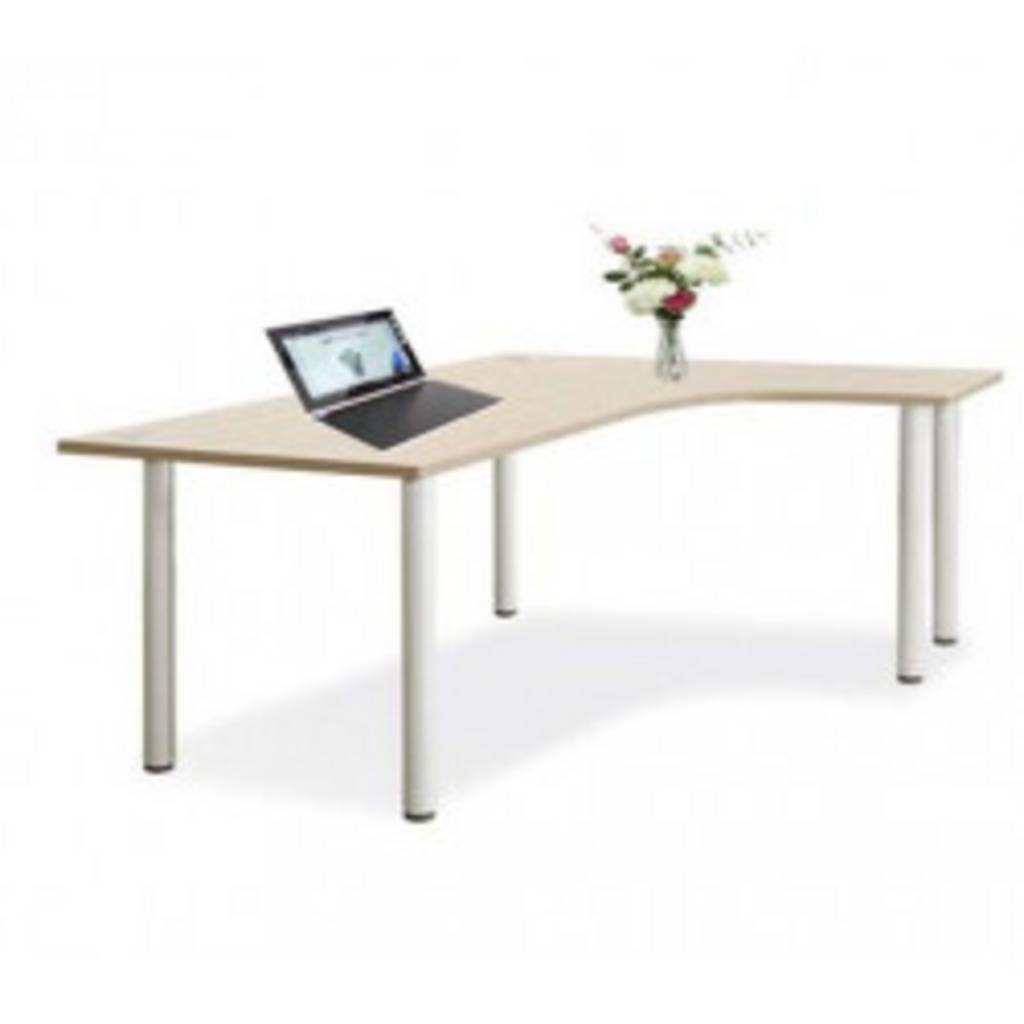 Bàn BLP18-CT với không gian làm việc rộng rãi, hỗ trợ hiệu suất cao.