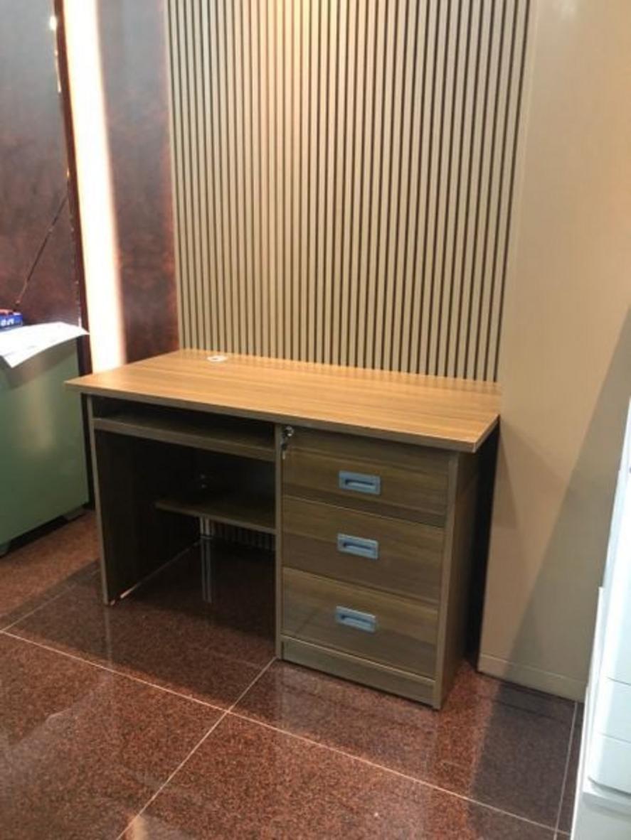 Bảng so sánh chi tiết Bàn BG06M và các loại bàn gỗ công nghiệp khác.