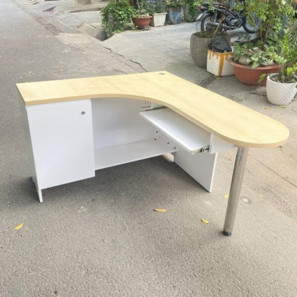 Bàn BLT14CT-HS2 với thiết kế góc trái tiện lợi, giúp tiết kiệm không gian.