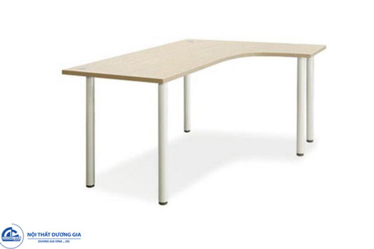 Đế chân bàn BLT14-CT có lớp cao su bảo vệ sàn nhà khỏi trầy xước.