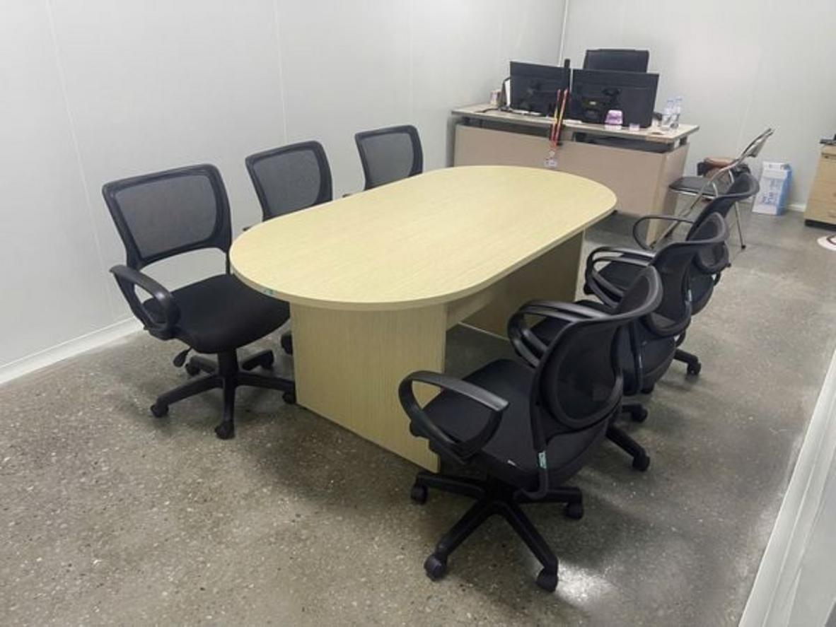 Chân bàn có núm tăng chỉnh chiều cao, dễ dàng điều chỉnh và bảo vệ sàn