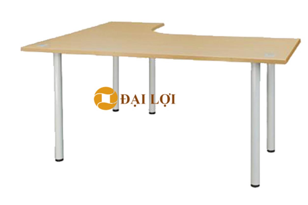 Chân bàn BLT14-CT có thể tăng chỉnh linh hoạt, mang lại tư thế làm việc thoải mái.