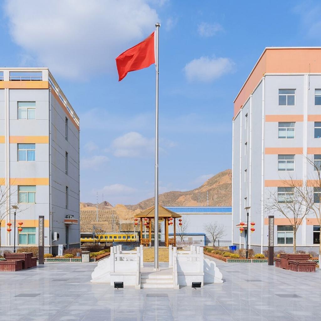 3. Chân đế đúc bản mã chắc chắn, bám móng bê tông vững vàng