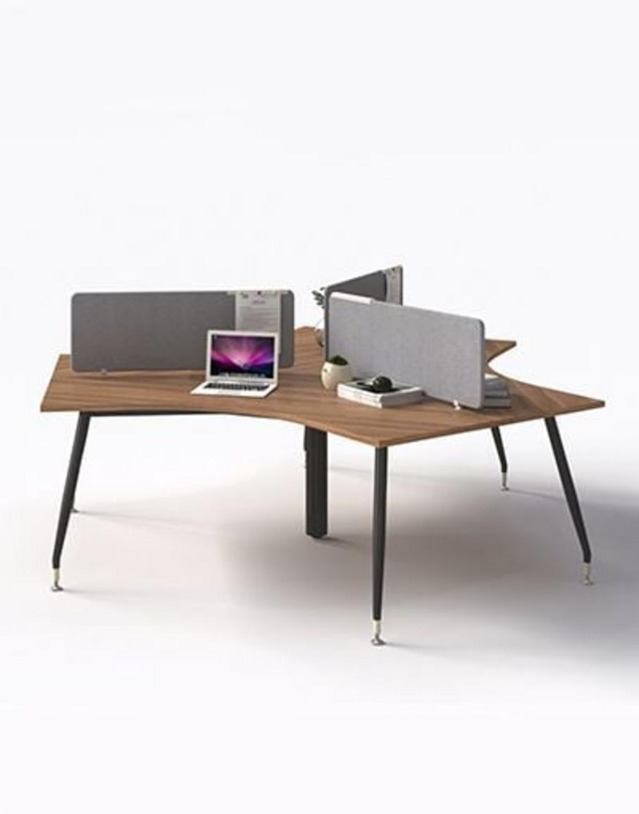 Hình ảnh cao cấp của Bàn 1908BLC3 đặt trong văn phòng hiện đại với 3 người làm việc, ánh sáng tự nhiên phong cách năng động