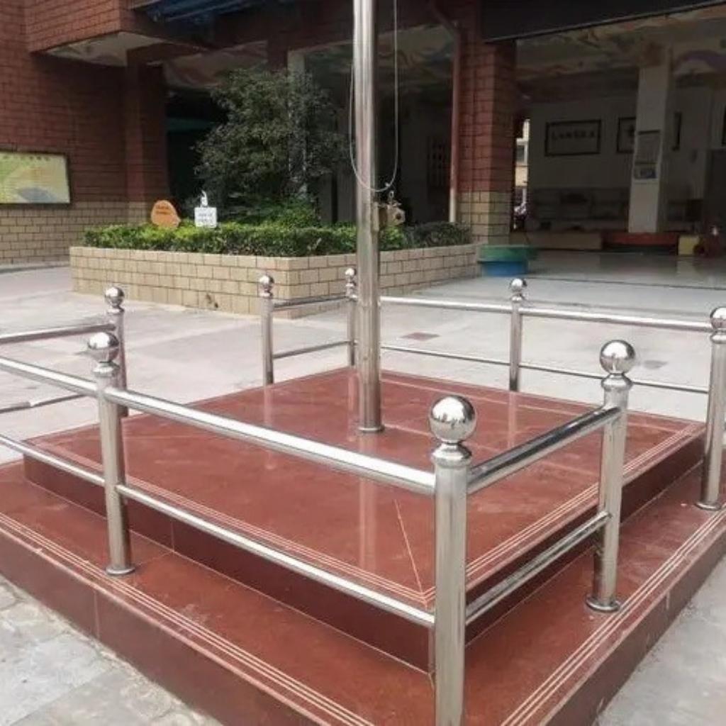 với chân đế được đổ bê tông vững chắc