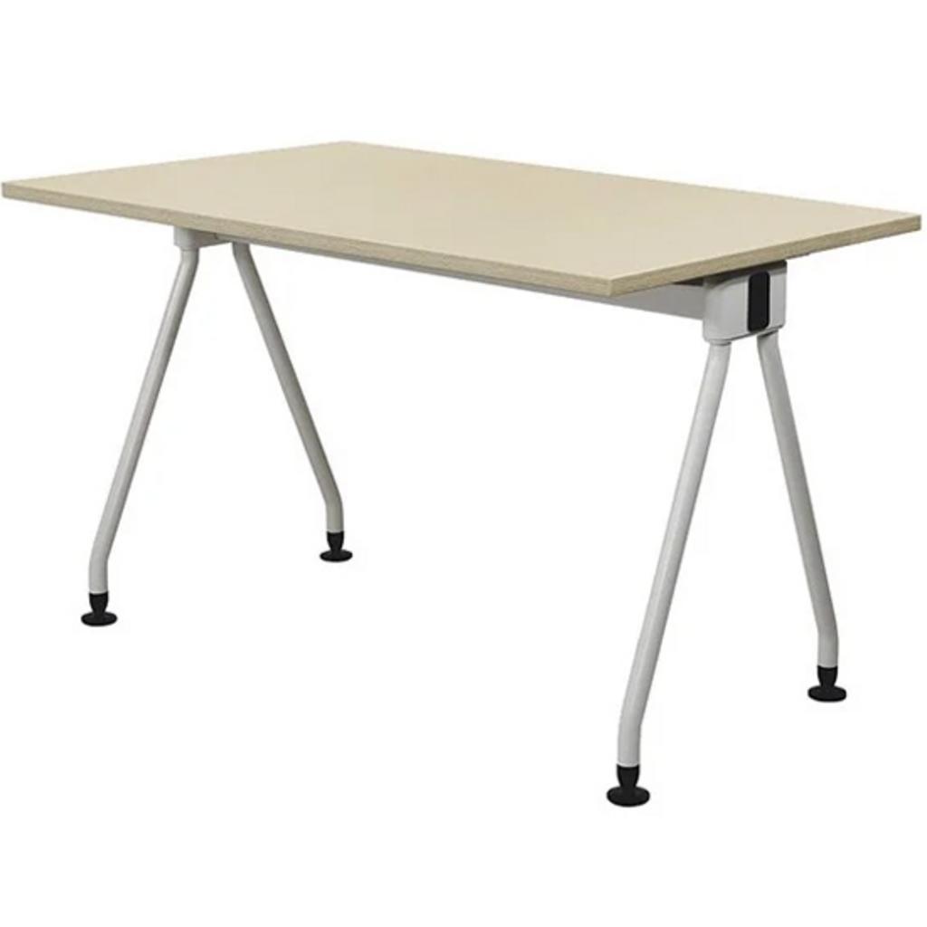 Mặt bàn chống trầy xước và thấm nước giữ cho sản phẩm luôn bền đẹp