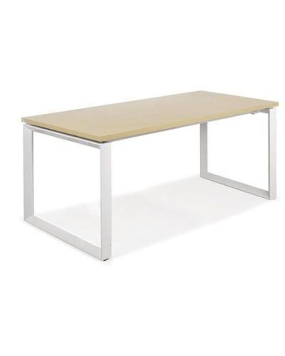 Bàn 1906A.B14 hiện đại với chân sắt tam giác màu trắng và mặt bàn melamine gỗ