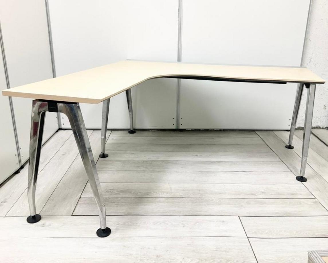 Thiết kế chữ L rộng rãi của Bàn BLT14-CA tạo môi trường làm việc thoải mái và tiện nghi.