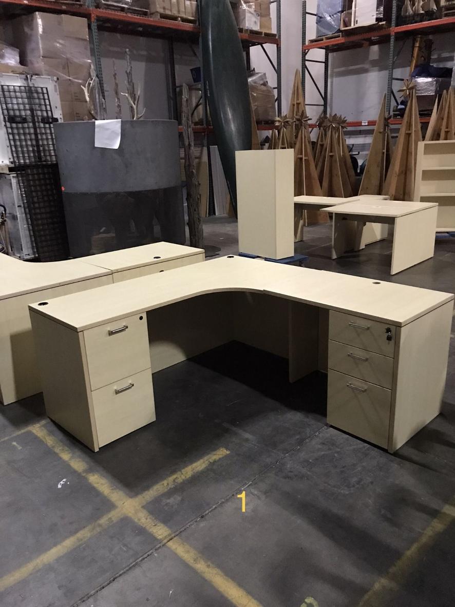 Thiết kế chữ L tận dụng góc phòng giúp tiết kiệm diện tích tối ưu.