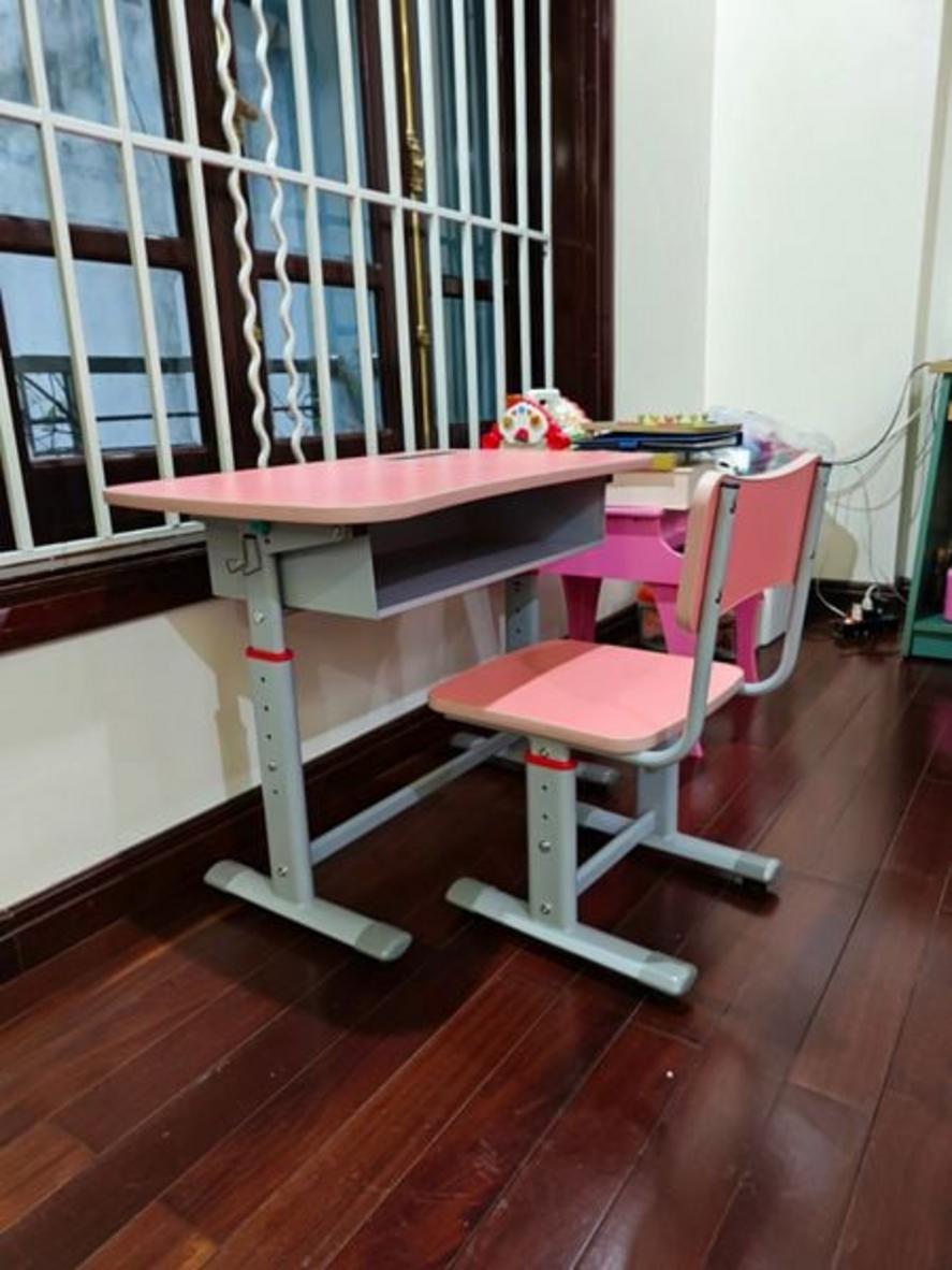 Móc treo cặp và túi inox tiện lợi giữ gọn gàng đồ dùng học tập.