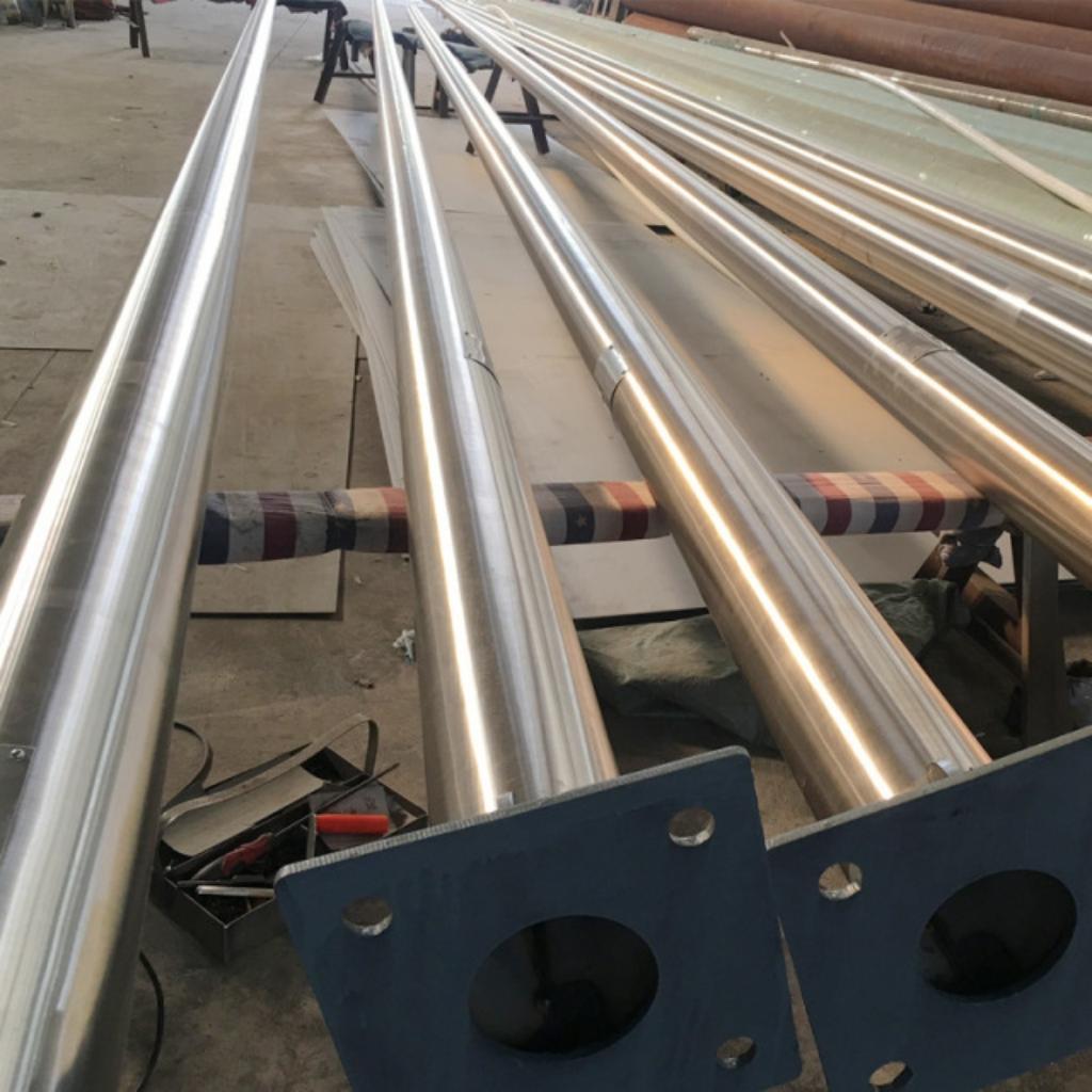 bản mã inox được hàn vào thân cột cờ