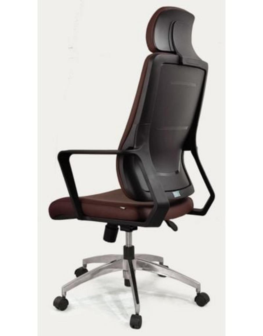 Chất liệu da công nghiệp cao cấp mềm mại, bền bỉ và dễ vệ sinh.