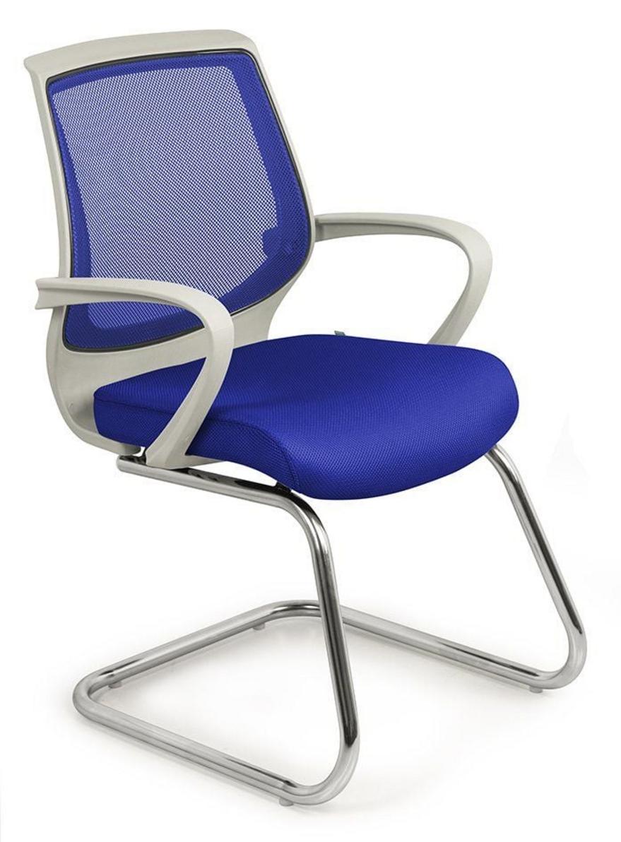 Đệm mút dày êm ái, hỗ trợ ngồi lâu không mỏi.