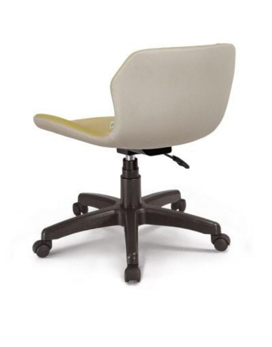 Ghế tựa lưng liền thấp với lớp da công nghiệp bền bỉ, dễ dàng vệ sinh