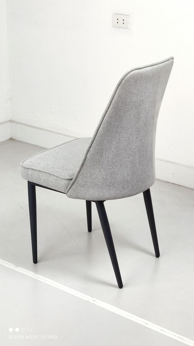 Khung thép sơn tĩnh điện bền chắc, chịu lực tốt.