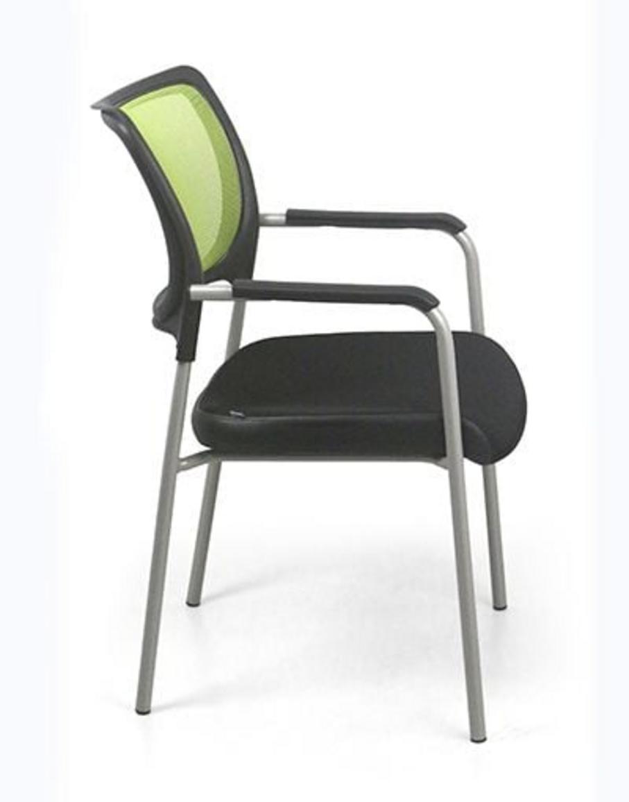 Lưng nhựa bọc lưới thoáng khí giúp giảm nóng bí khi ngồi lâu.