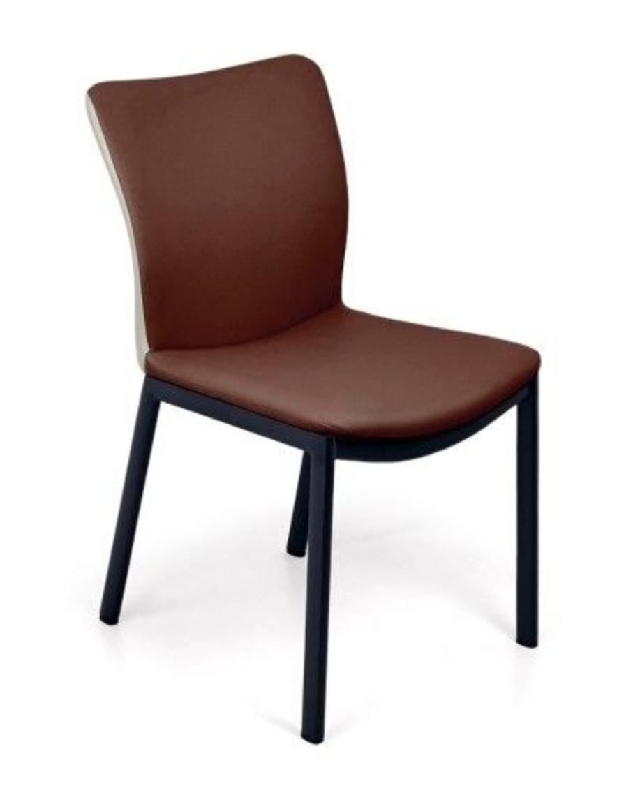 Mặt da PVC cao cấp và đệm ngồi uốn liền tạo cảm giác êm ái, bền đẹp.