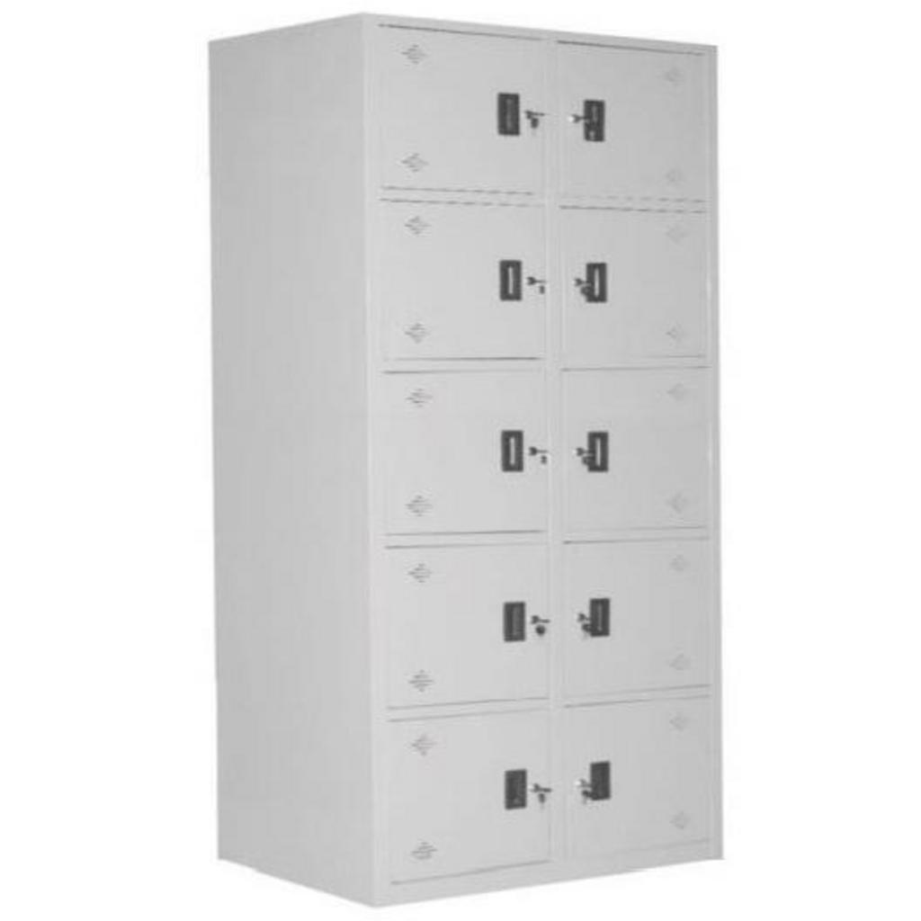 Mỗi ngăn riêng biệt với khóa locker và bảng tên nhân viên.