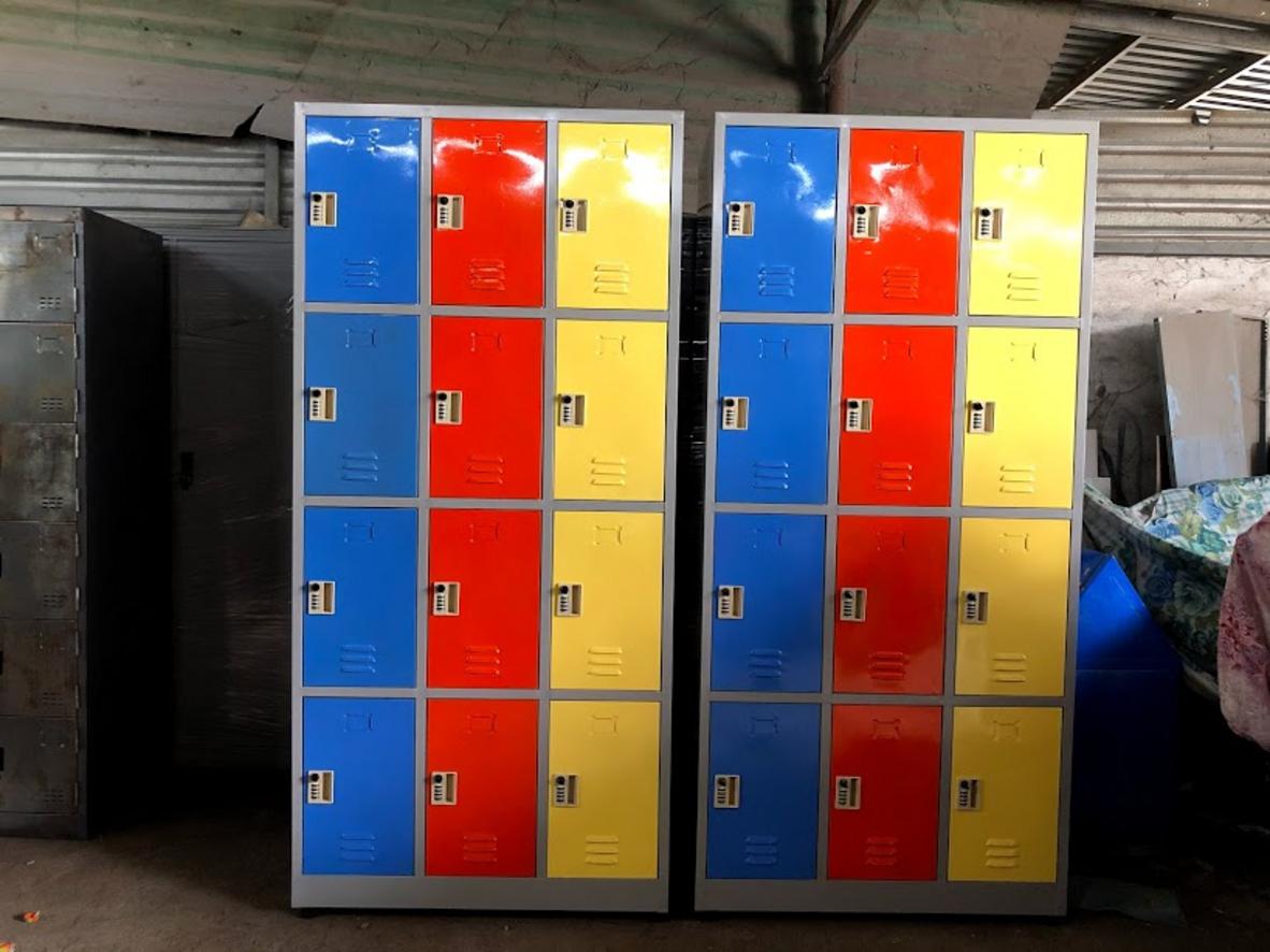 Thiết kế 12 ngăn chia thành 2 khoang tiện lợi giúp phân loại đồ dùng cá nhân.