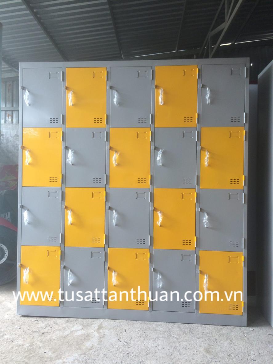 Tủ locker với 20 ngăn chia thành 5 khoang giúp lưu trữ khoa học, tiện lợi.