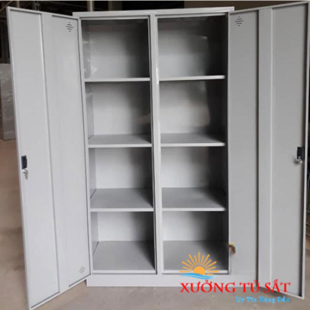 3 mâm tole di động cho phép điều chỉnh không gian lưu trữ.